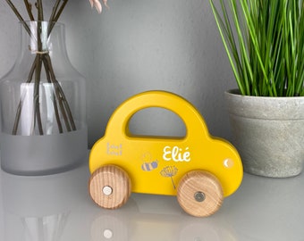 Geschenk Geburt, Holz-Spielzeugauto gelb, personalisierbar