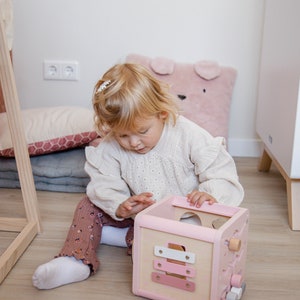 Cadeau bébé naissance, cube motricité étiquette rose, personnalisable, cadeau Pâques bébé image 7