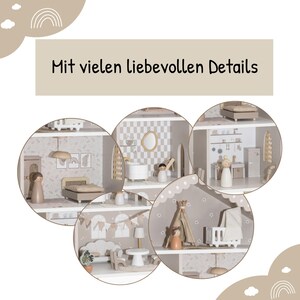Puede incluir: Una casa de mu&ntilde;ecas detallada con m&uacute;ltiples habitaciones, cada una amueblada con muebles y decoraci&oacute;n en miniatura. Las habitaciones incluyen un dormitorio, un ba&ntilde;o, una cocina y una sala de estar, todo decorado en tonos neutros. Se muestra el texto "Mit vielen liebevollen Details".