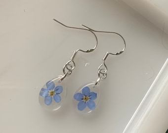 Tiny forget-me-not flower earrings - cute pressed flower resin earrings, lightweight hypoallergenic jewellery