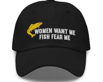 Peut inclure: Casquette de baseball noire avec un poisson jaune et un texte blanc qui dit "Women Want Me Fish Fear Me".