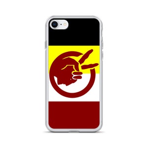 Puede incluir: Una funda transparente para teléfono con un diseño rojo, amarillo, blanco y negro. El diseño presenta una mano estilizada con tres dedos extendidos, dentro de un círculo rojo.