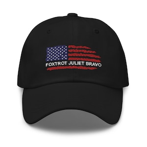Puede incluir: Gorra de béisbol negra con una bandera estadounidense bordada y el texto "FOXTROT JULIET BRAVO".