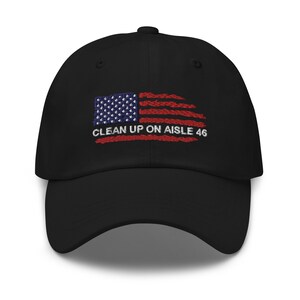 Puede incluir: Gorra de béisbol negra con una bandera estadounidense bordada y el texto "Clean Up On Aisle 46".