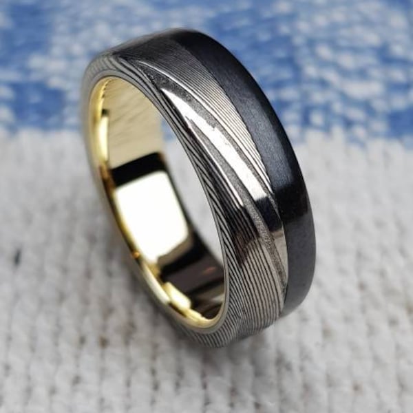 Classic Damascus Steel ring with a Zirconium rail lined with Gold. Customizable and hypoallergenic.
