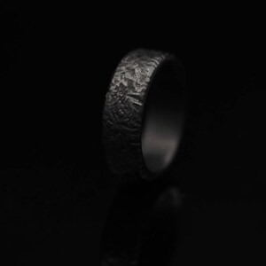 Anneaux zirconium uniques, à motifs rocheux et indestructibles. Personnalisable. Noir oxydé.