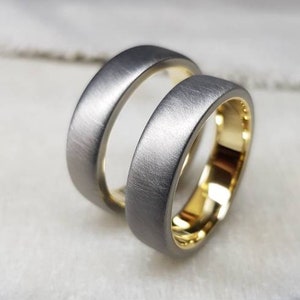 Gli anelli in niobio opaco più esclusivi con rivestimento in oro 14k. Realizzato in un metallo raro con una purezza del 99,9%. Personalizzabile.