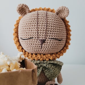 Crochet lion pattern - Oliver the lion amigurumi - in English and Portuguese