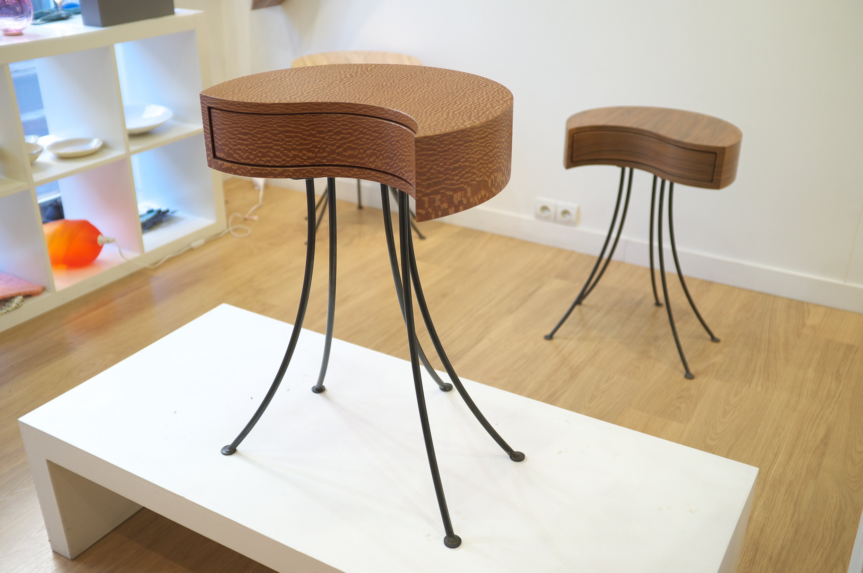 Gueridon à Tiroir Pivotant