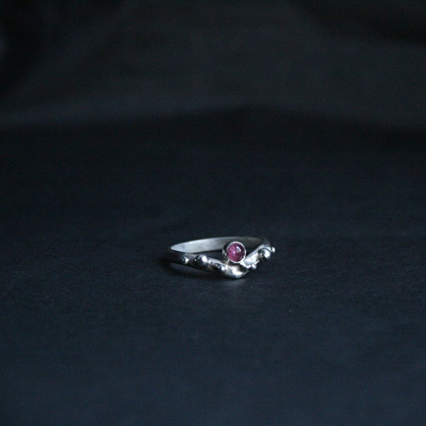 Pink tourmaline ring silver.organic design. dots. plata de ley 925 joyería hecha a mano, Único. Hippie. witchy artisan. bohemias
