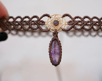 Amethyst-Sri-Yantra-Charm-Choker aus Messing, Makramee. Heilige Geometrie. Feenhaft. Hippie-Ethno-Stil. Bohème.