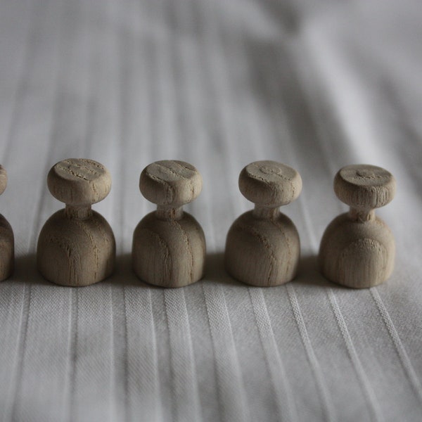 5 kleine Holzfiguren