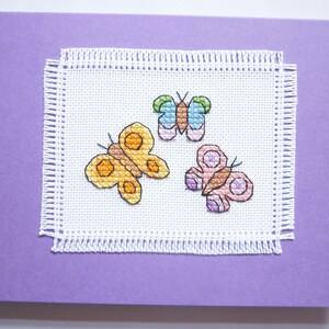 Borboletas bordadas, flower power, violeta, cartão dobrável com envelope.