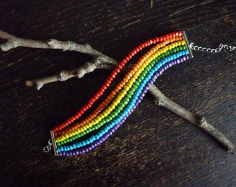 Armband Regenbogen aus Holzperlen Länge verstellbar