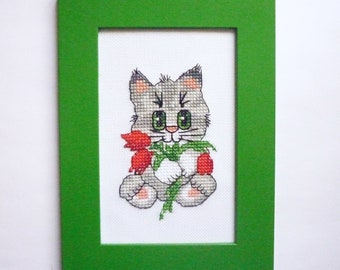 Süße Katze mit Tulpen - Stickbild