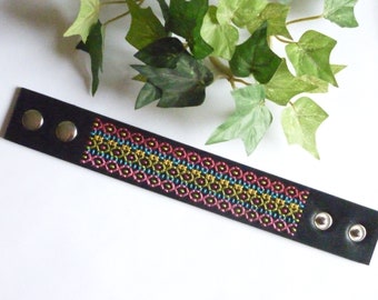 Besticktes Armband in Regenbogenfarben