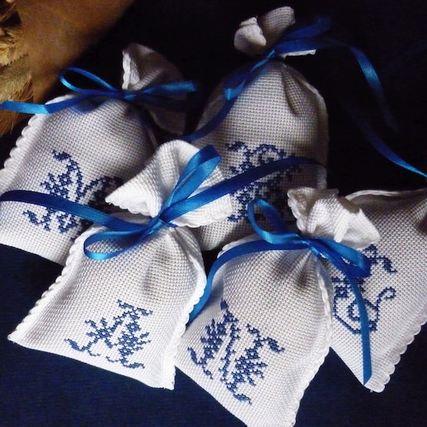 Lavendelsäckchen persönliche Initiale blau individualisierbar! handbestickt
