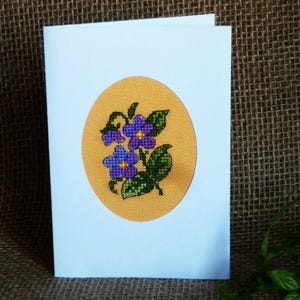Tarjeta de felicitación violeta bordada a mano, con sobre