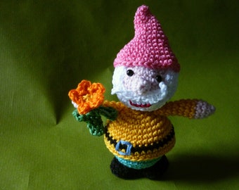 Gartenzwerg  mit Blume Amigurumi Wichtel