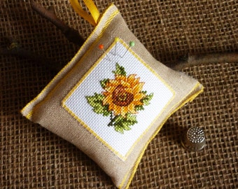 Nadelkissen Sonnenblume, handbestickt und versandfertig! 10 x 10 cm