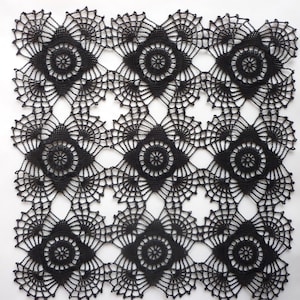 Peut inclure: Napperon en crochet noir avec un motif répétitif de cercles et de volutes complexes.