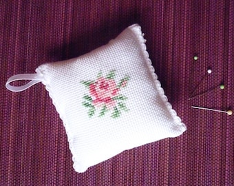 Pincushion rose brodée à la main