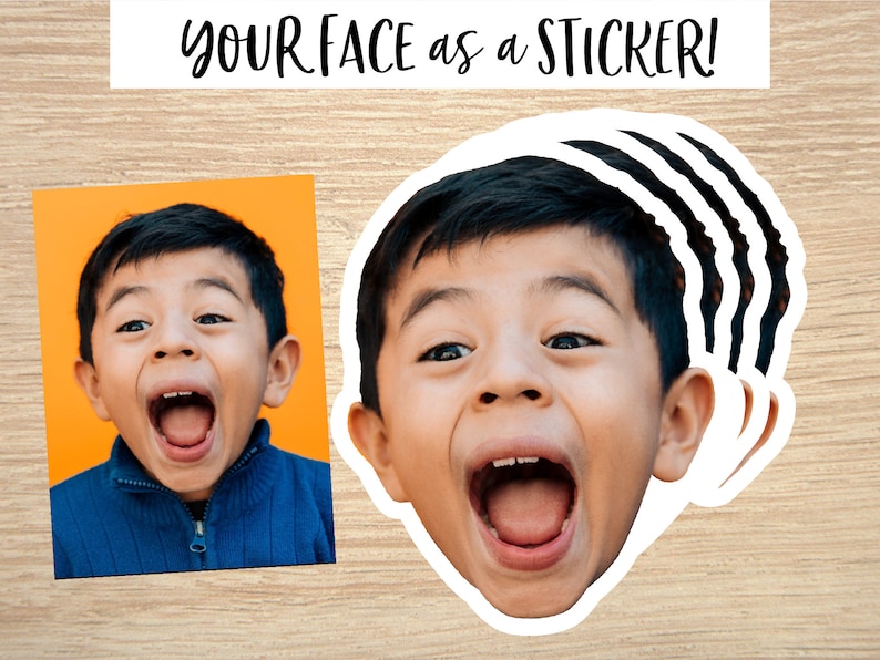 K&ouml;nnte beinhalten: Eine Sticker-Bogen mit mehreren Kopien des Gesichts eines Jungen. Der Junge l&auml;chelt mit offenem Mund und gro&szlig;en Augen. Der Sticker-Bogen liegt auf einer Holzoberfl&auml;che.