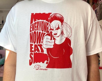 神聖なピンクのフラミンゴTシャツ - ジョン・ウォーターズ カルトシネマ クィア映画 ドラッグクイーン スクリーンプリント LGBTQ