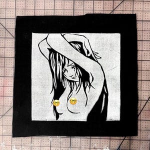 Puede incluir: Ilustración gráfica en blanco y negro de una persona con pelo largo y brazos levantados. El arte está sobre un cuadrado blanco, sobre un fondo negro. La imagen es una ilustración estilizada.