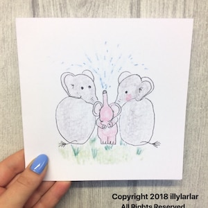 Carta occasione fatta a mano splendidamente illustrata con baby elephant e genitori orgogliosi