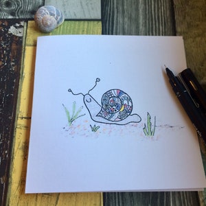 Carte d’occasion audacieuse et lumineuse d’escargot de nature dessinée à la main