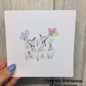 Cartão de natureza delicadamente desenhado à mão com minhoca de jardim para festa de aniversário/ocasião
