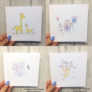 Cartão desenhado à mão e pacote de etiquetas - cartões em branco dentro