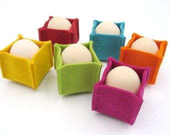 Felt egg cosies, egg cups, table setting, table decorations, Easter, Easter decorations