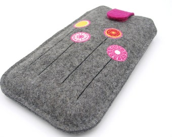 Phone case for iPhone 17 Pro Max, iPhone 16+, iPhone 16e, floral design, pink, 100% wool felt, dark grey, romantic