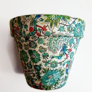 Decoupaged lerkruka: Blommig påfågeldesign, handgjord planteringslåda