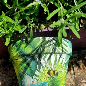 Maceta de arcilla decoupage: Decoración artesanal con hojas y abejas