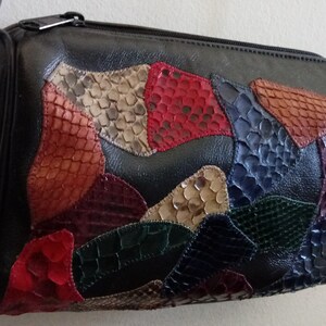 Cartera cruzada de piel de pitón y cuero negro de Carlos Falchi®, de segunda mano, casi nueva, de los años 80