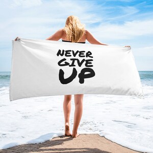 Ręcznik Never Give Up dla kobiet. Najlepszy prezent na zakończenie szkoły, przyjęcie lub prezent. Niepowtarzalny ręcznik plażowy dla dzieci z motywującym cytatem