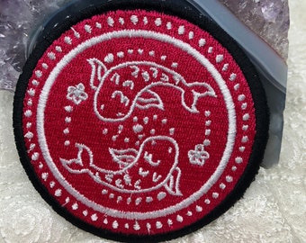 Pisces Gestickter Aufnäher mit Pisces Motiv von Kaliandra Sakellaridis/The PieQuarius