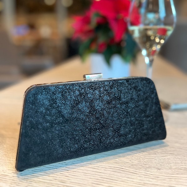 Tasche schwarz/Clutch  schwarz, edel, elegant mit goldenem Rahmen und Umhängekette