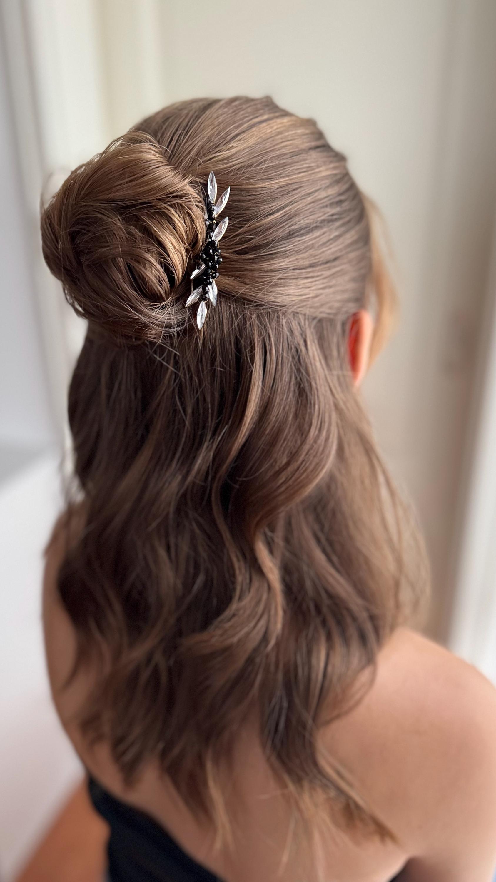 Elegant Black and Silver Hair Comb – Festive Hair Jewelry  display picture 1