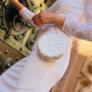Round Bridal Clutch Off-White – Wedding Bag with Embroidery & Chain – Elegant Handbag – Emergency Bag for the Bride