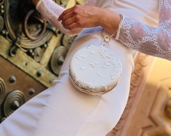 Round bridal clutch made of high-quality lace with a chain