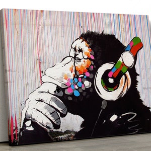 Puede incluir: Una pintura abstracta colorida de un chimpancé con auriculares. El fondo es un lienzo blanco con salpicaduras de pintura de colores.