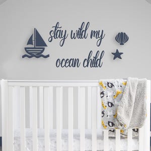 Stay Wild My Ocean Child Letrero 3D hecho en madera o acrílico espejado con barco, concha marina, habitación infantil, dormitorio infantil, letras de madera artísticas v135