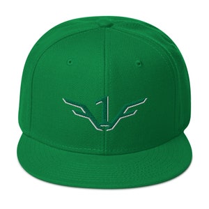 Könnte beinhalten: Eine grüne Baseballkappe mit einem weißen und grünen gestickten Logo mit der Nummer "1" und Flügeln.