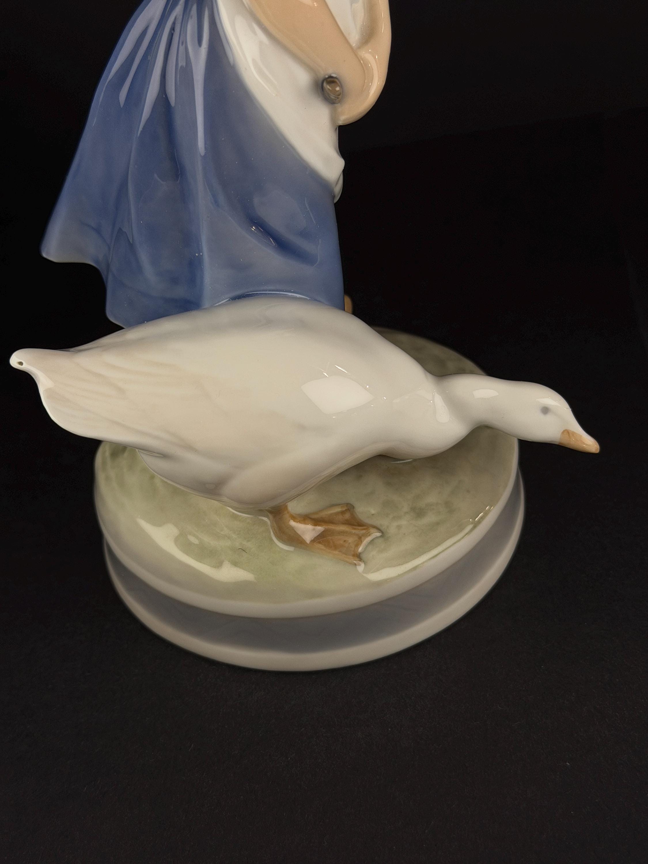 ロイヤルコペンハーゲン ガチョウを抱く少女 磁器製フィギュア #527