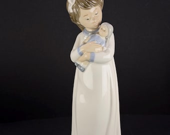 Figura de porcelana vintage NAO Lladró, Niña con muñeca, fabricada en España