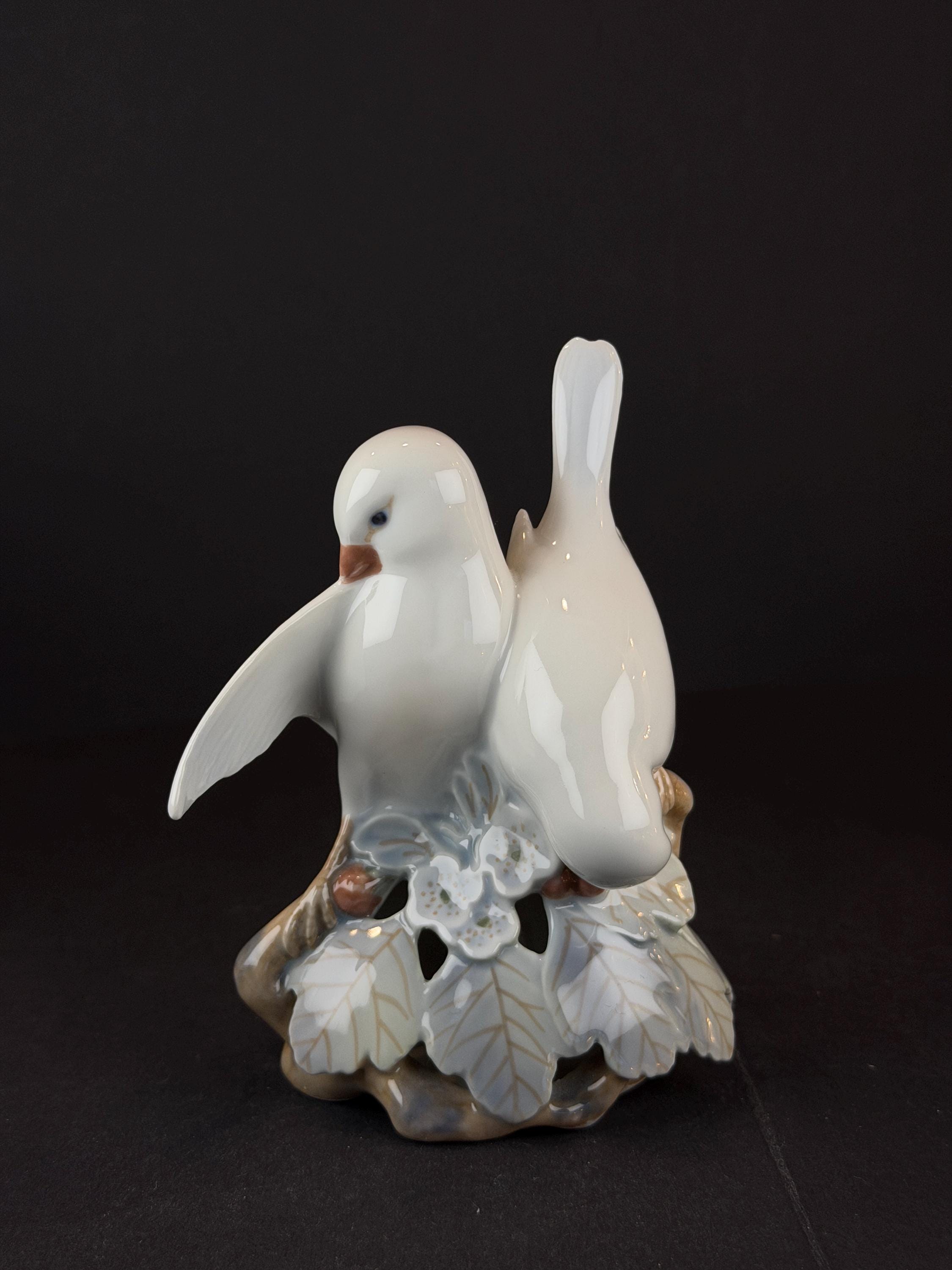 ロイヤルコペンハーゲン　lovebirds 鳥置物　ラブバード Royal Copenhagen Lovebirds Figurine #402, Hand-painted Danish